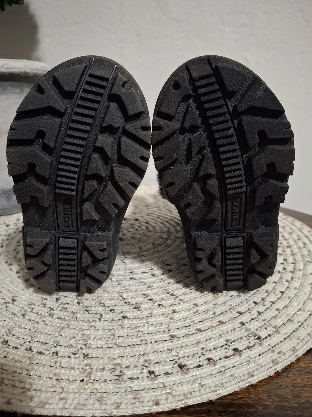 Sorel Kids' Black Winter Boots with Faux Fur Trim Size 5.
